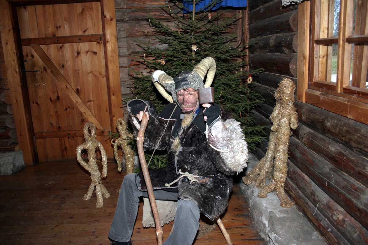 Mees kehastunud jõulusokuks Pärnus, Kurgja muuseumis 14. detsembril 2007. aastal.