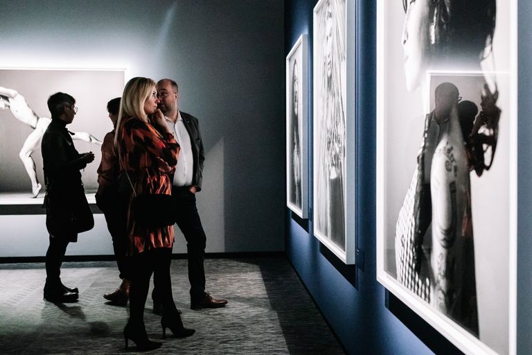Bryan Adams külastas Tallinnas oma fotonäituse avamist.