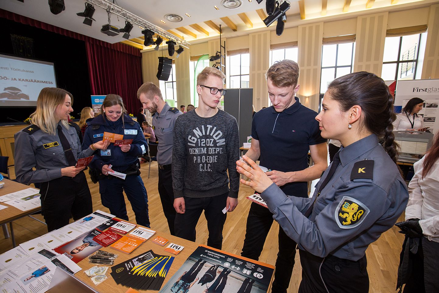 Rohkem huvilisi kutsus ligi vanglateenistus. Ka Türi ühisgümnaasiumi noormehed Janno Lemetsar (vasakul) ja Andres Viidikas kuulasid huviga.