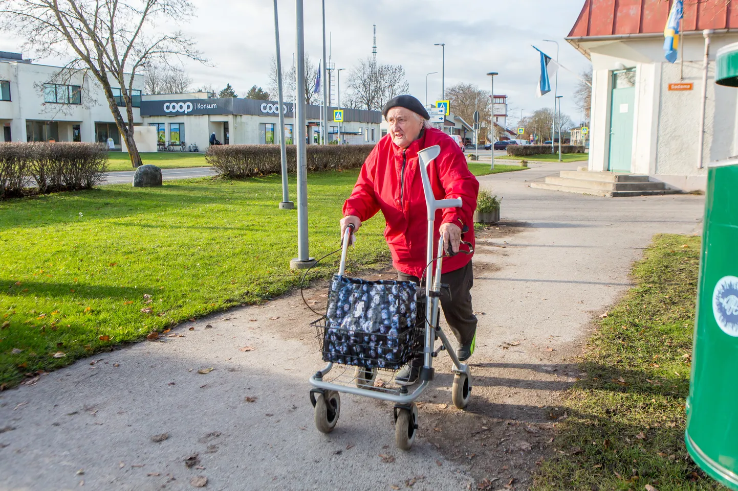 HEA, ET JÄÄB: Eevi Kivihall tunneb muret sellegi pärast, kuidas kohalik edaspidi sularaha kätte saab.