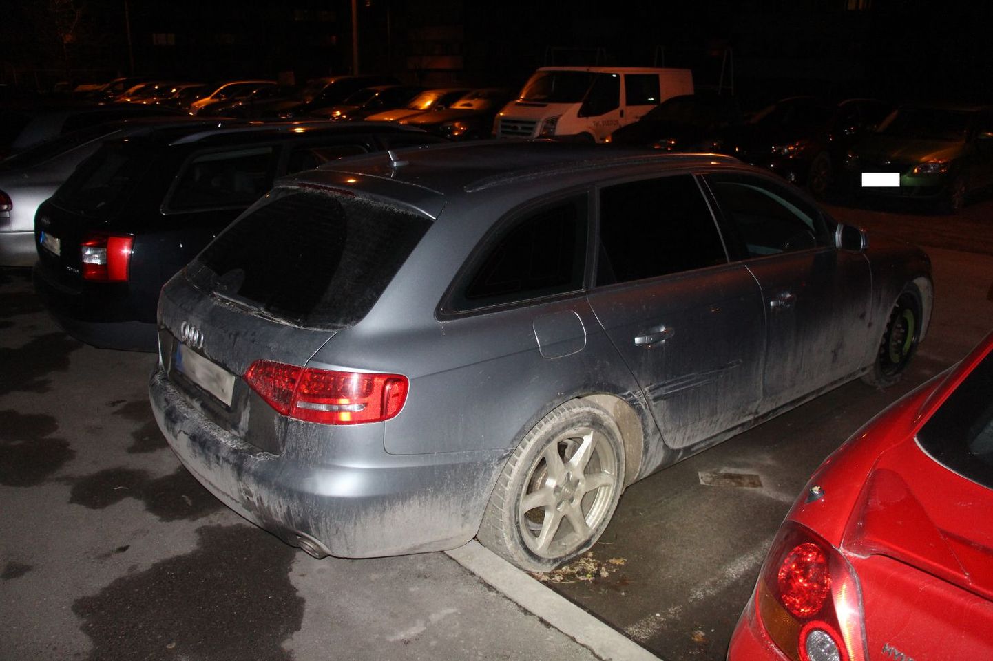 Kaunase pst 14 maja juures parklas kannatada saanud Audi sõiduauto.