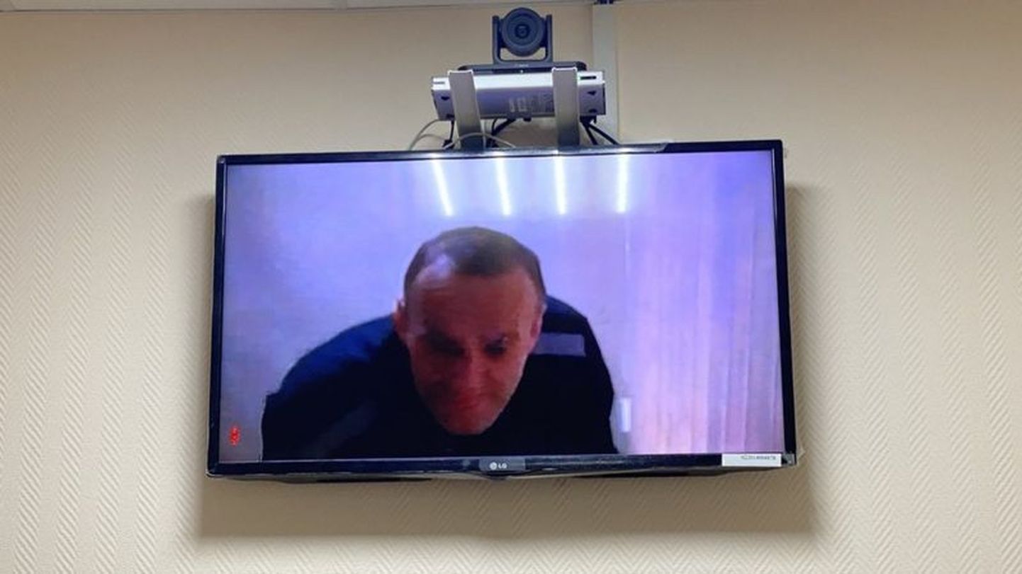 Навальный вновь участвовал в заседании суда по видеосвязи.