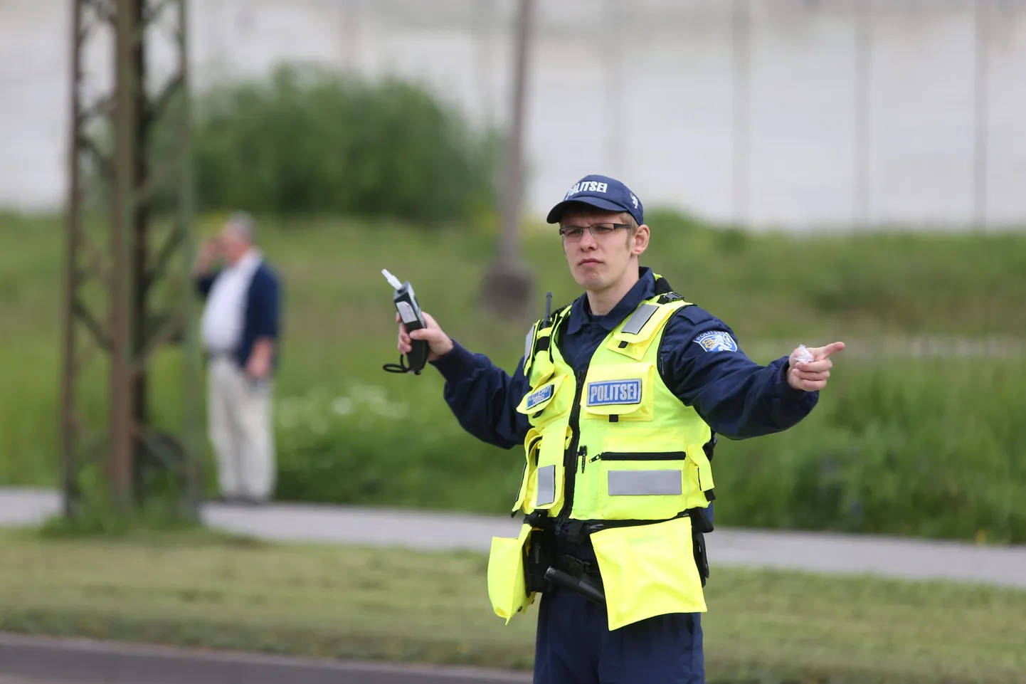 Полицейский на одной из улиц Таллинна.