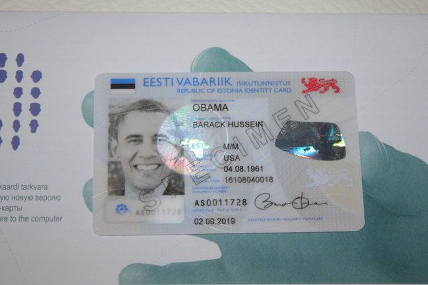 Барак Обама получил в подарок образец эстонской ИД-карты, однако со вступлением нового закона в силу президент США мог бы ходатайствовать и о настоящей ИД-карте.