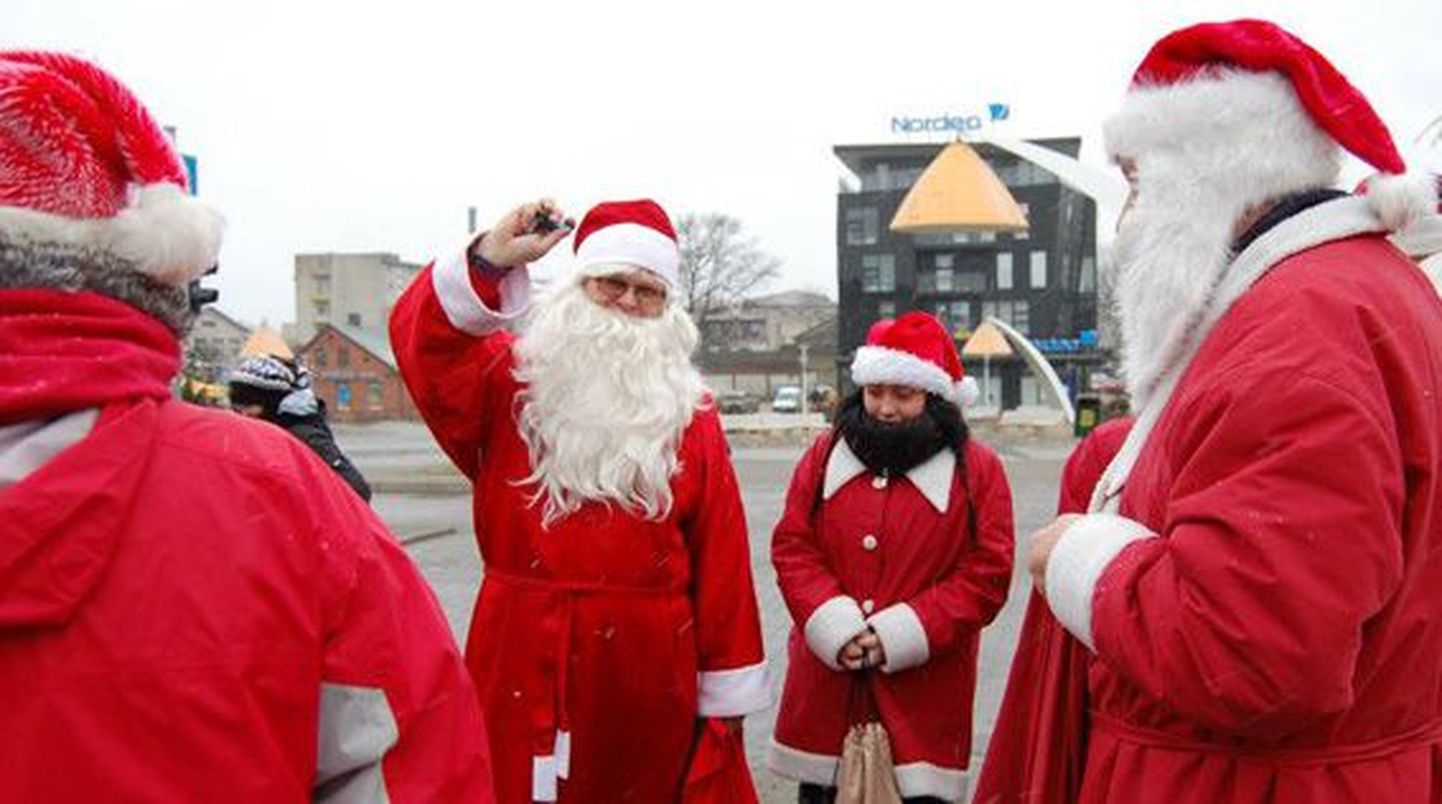 Jõuluvanad Rakvere kesklinnas.