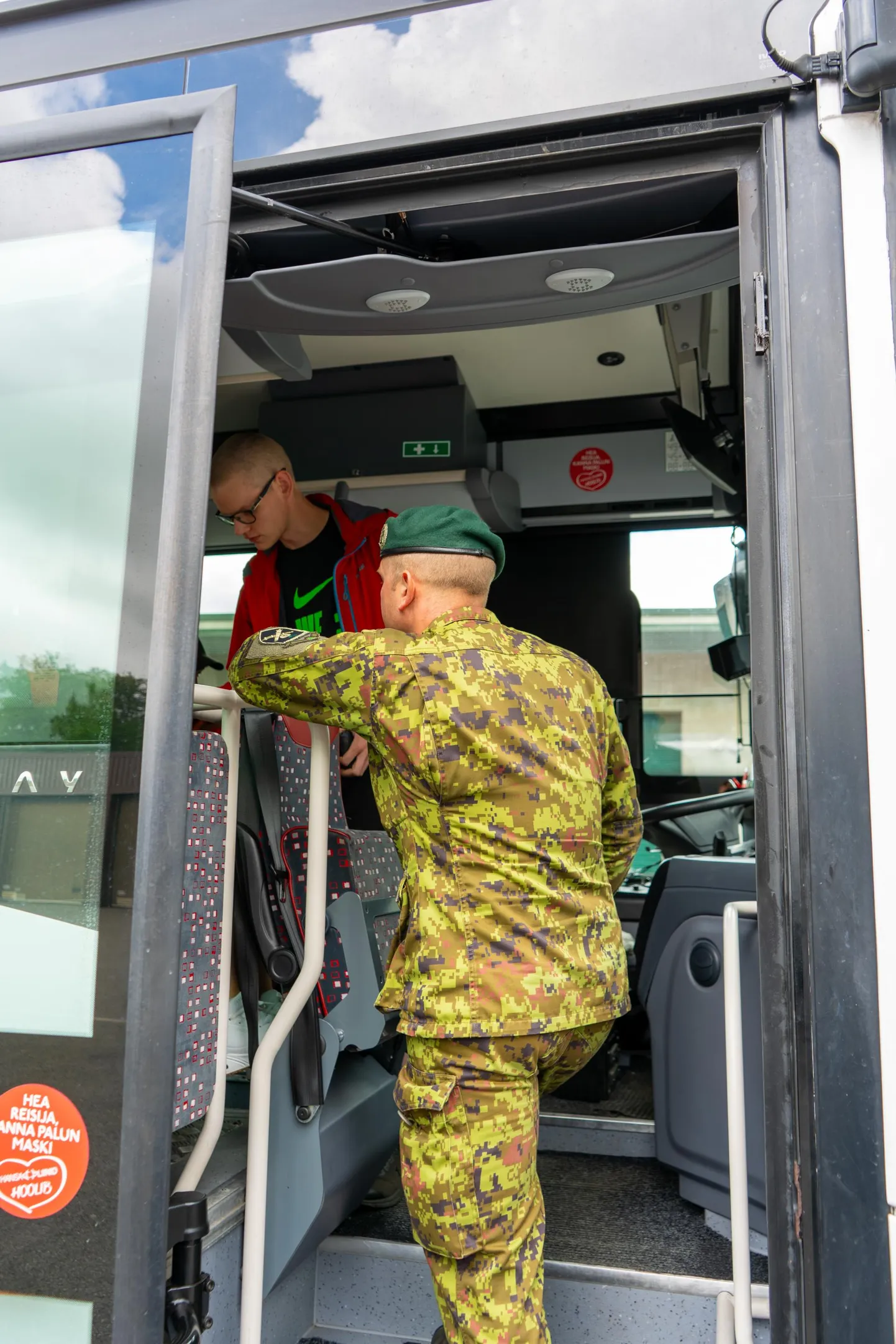 Väeosast kuni kolmekümneks päevaks omal volil lahkunut karistatakse kuni üheaastase vangistusega.