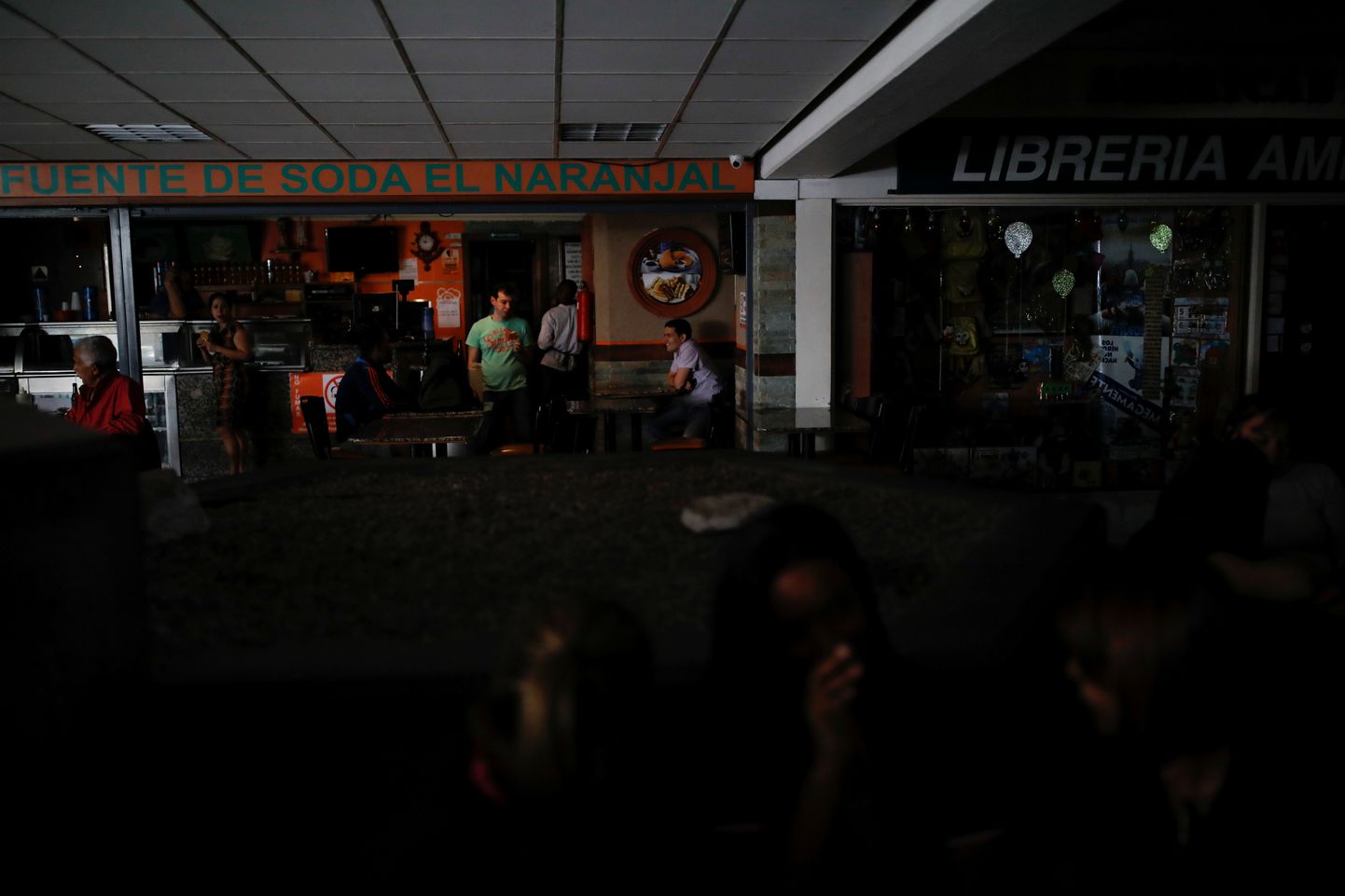 Inimesed Caracase restoranis ootavad elektriühenduse taastamist.