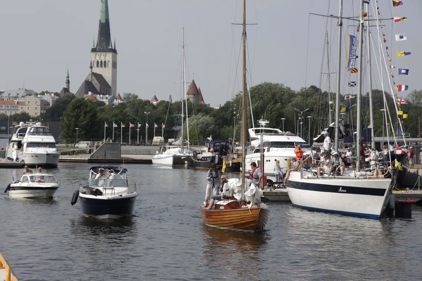 Hetk mulluselt paatide paraadilt.