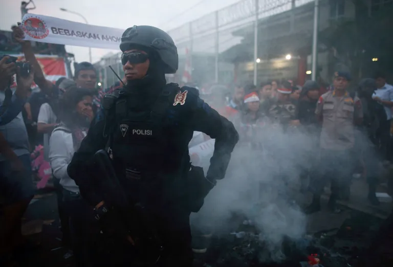 Ahoki toetajad eile Cipinangi vangla ees, kuhu Ahok pärast jumalateotuses süüdimõistmist viidi. FOTO: REUTERS/Darren Whiteside / Scanpix
