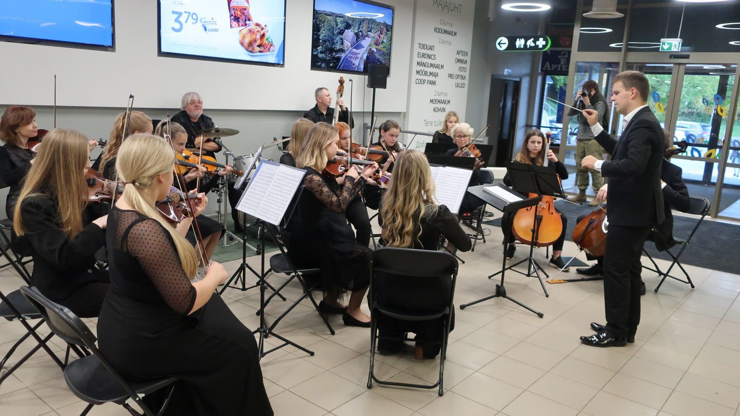 Põlva muusikakooli keelpilliorkester Riivo Jõgi juhatusel esines rahvusvahelisel muusikapäeval Põlva kaubanduskeskuses.