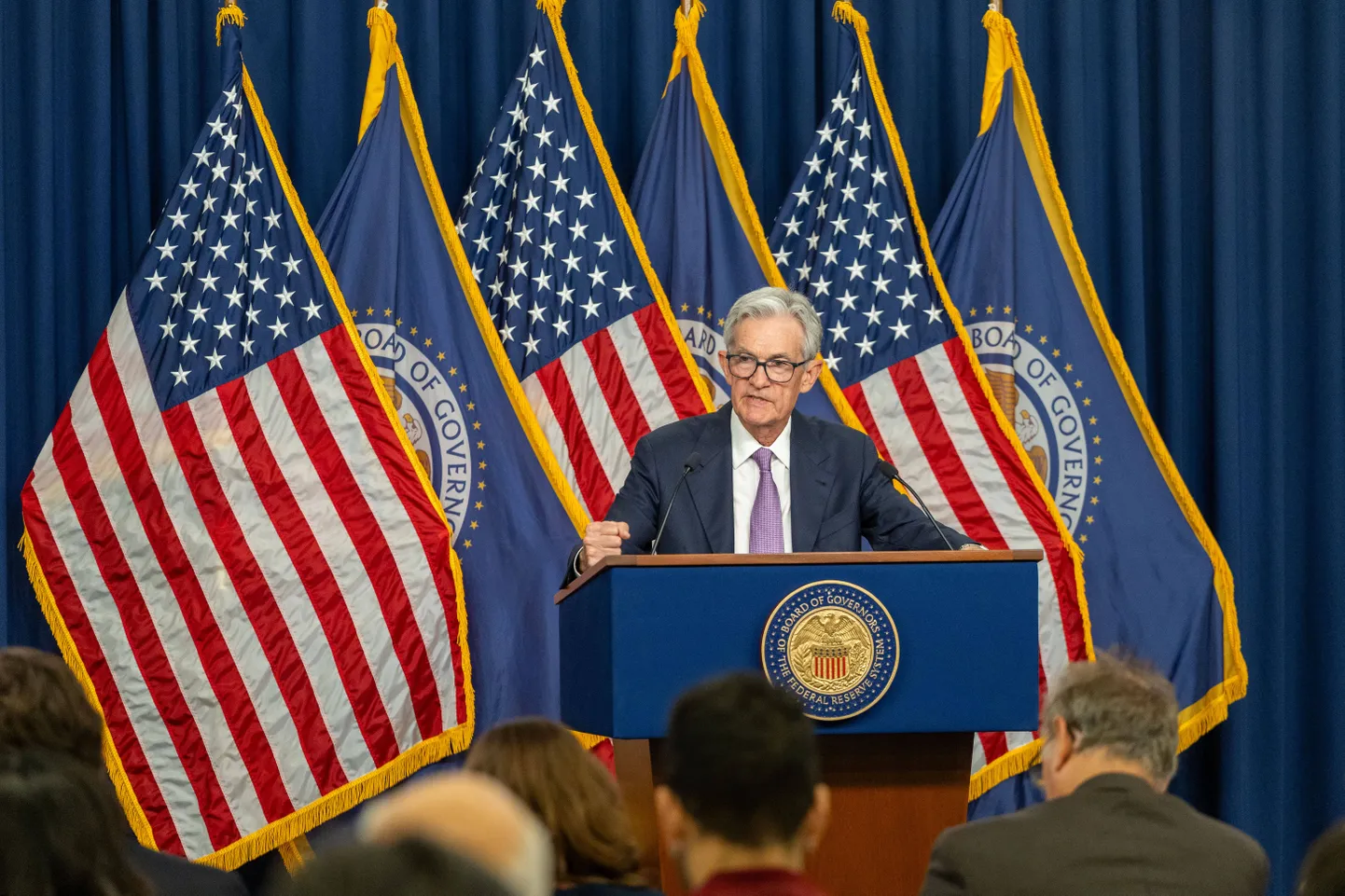 Föderaalreservi juhatuse esimees Jerome Powell osaleb 18. septembril 2024 pressikonverentsil Washingtonis D.C.s Ameerika Ühendriikides. USA Föderaalreserv alandas kolmapäeval intressimäärasid 50 baaspunkti võrra, viidates inflatsiooni aeglustumisele ja nõrgenevale tööturule. See on esimene intressimäära kärbe rohkem kui nelja aasta jooksul.