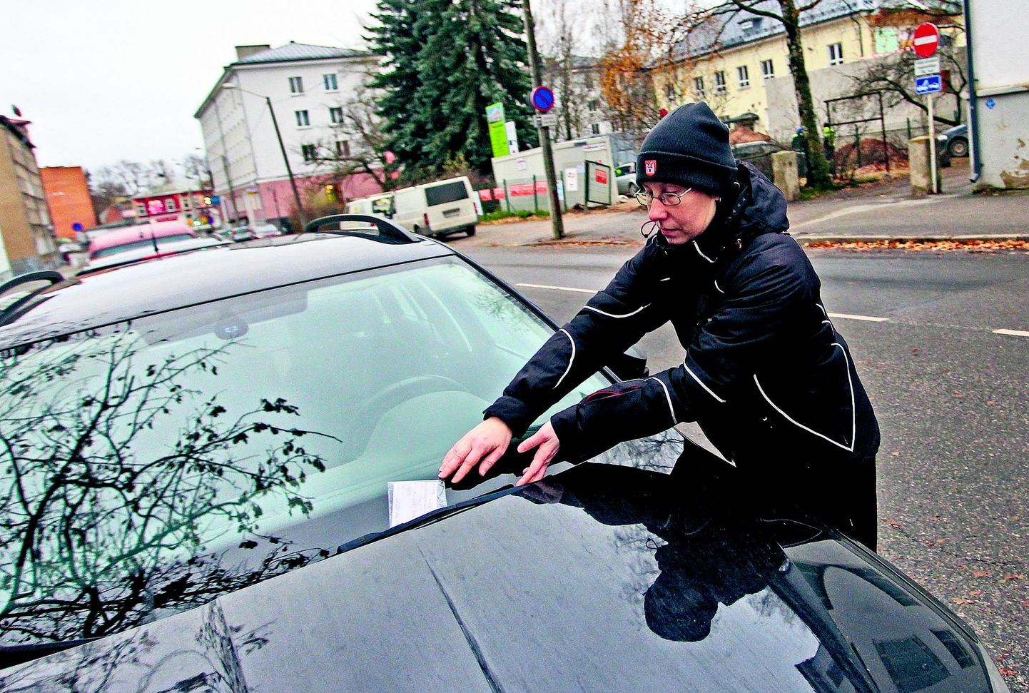 Tartu menetlusametnik Aune Lõo kirjutas eile Akadeemia tänaval välja viivistasuotsuse, sest parkimiskell oli jäänud sõidukis välja panemata. Tema sõnul on just parkimiskella kiiruga äraunustamine sage trahvimispõhjus.
