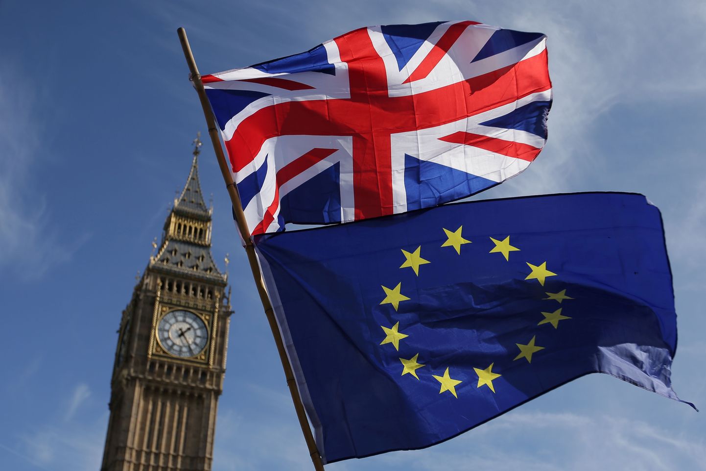 Big Ben ning Suurbritannia ja Euroopa Liidu lipud.