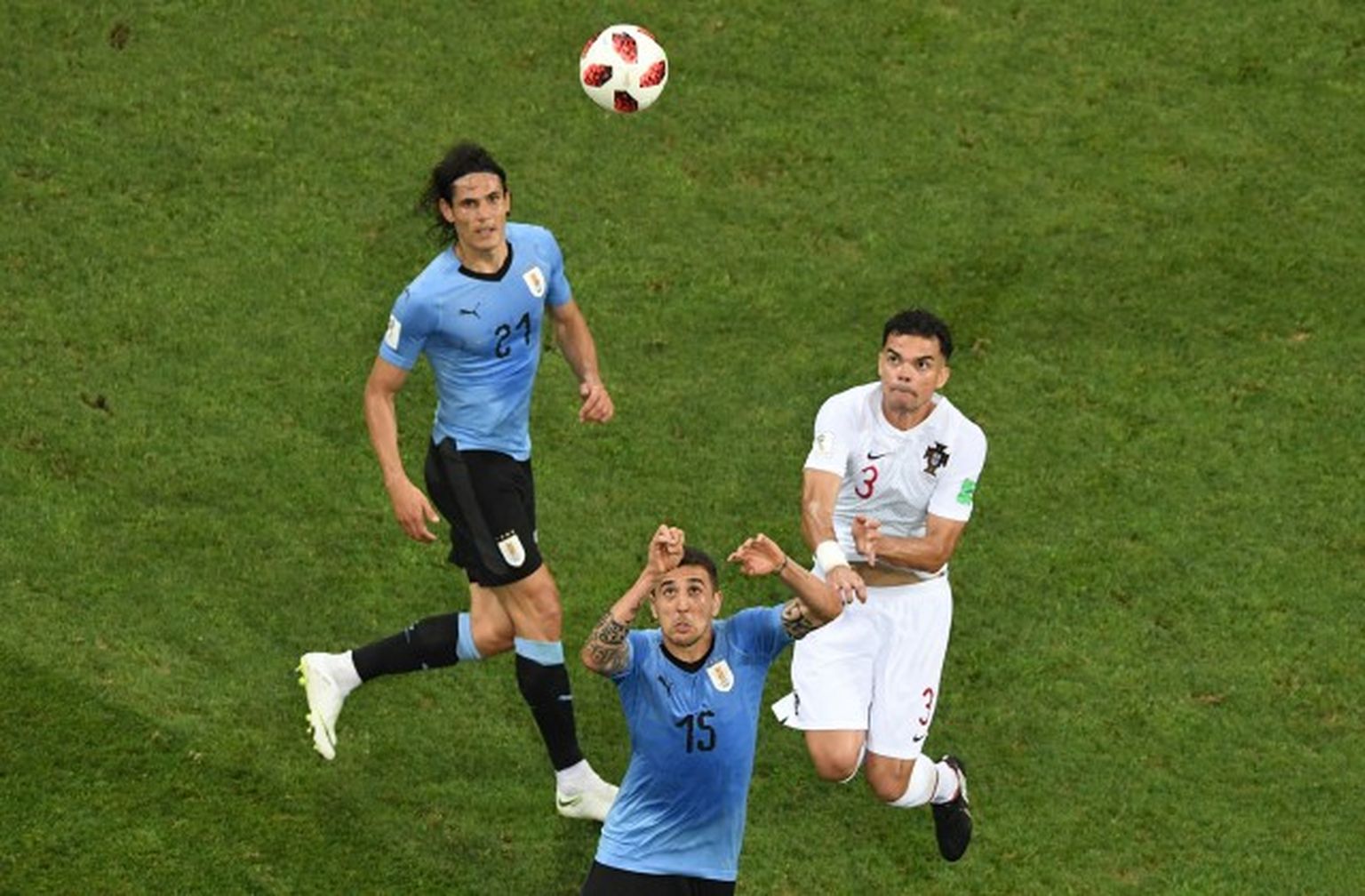 Urugvajas un Portugāles futbolistu duelis Pasaules kausa astotdaļfinālā