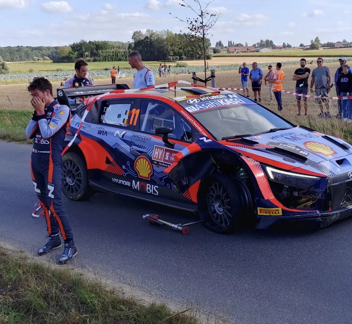 Thierry Neuville ja tema kaardilugeja Martijn Wydaeghe pärast avariid 15. kiiruskatsel.
