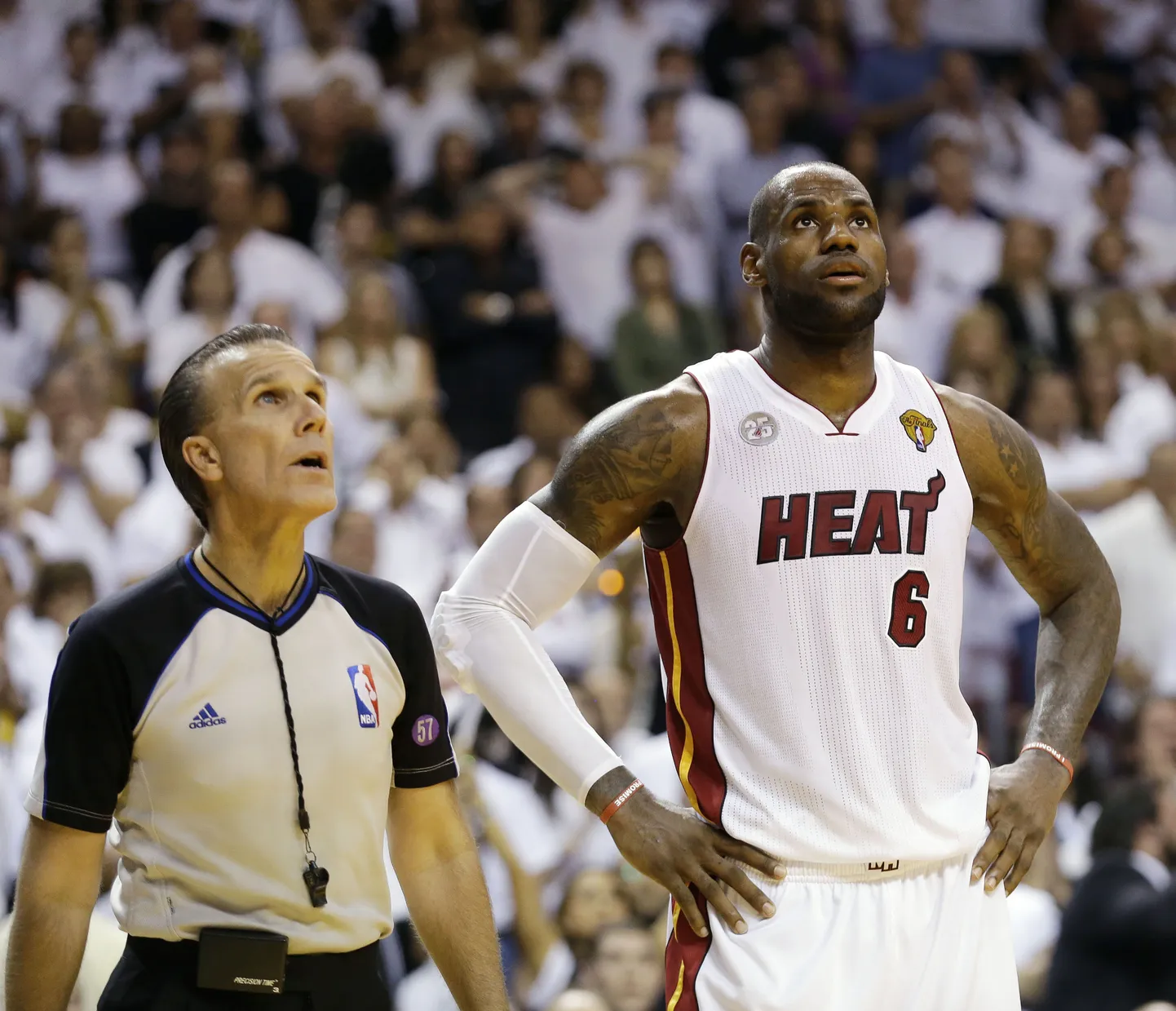 LeBron James otsustas viimases kohtumises oma firmamärgiks olevast peapaelast loobuda.
