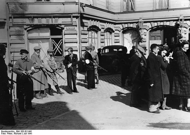 “Pašaizsardzības spēki” arestē ebrejus Liepājā, 1941.gada vasara