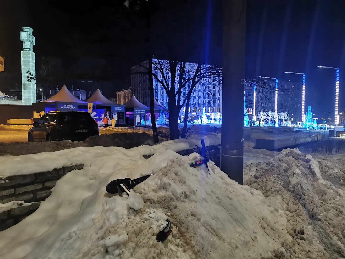 Kurb ja hüljatud renditõukeratas Vabaduse väljakul lumehanges.