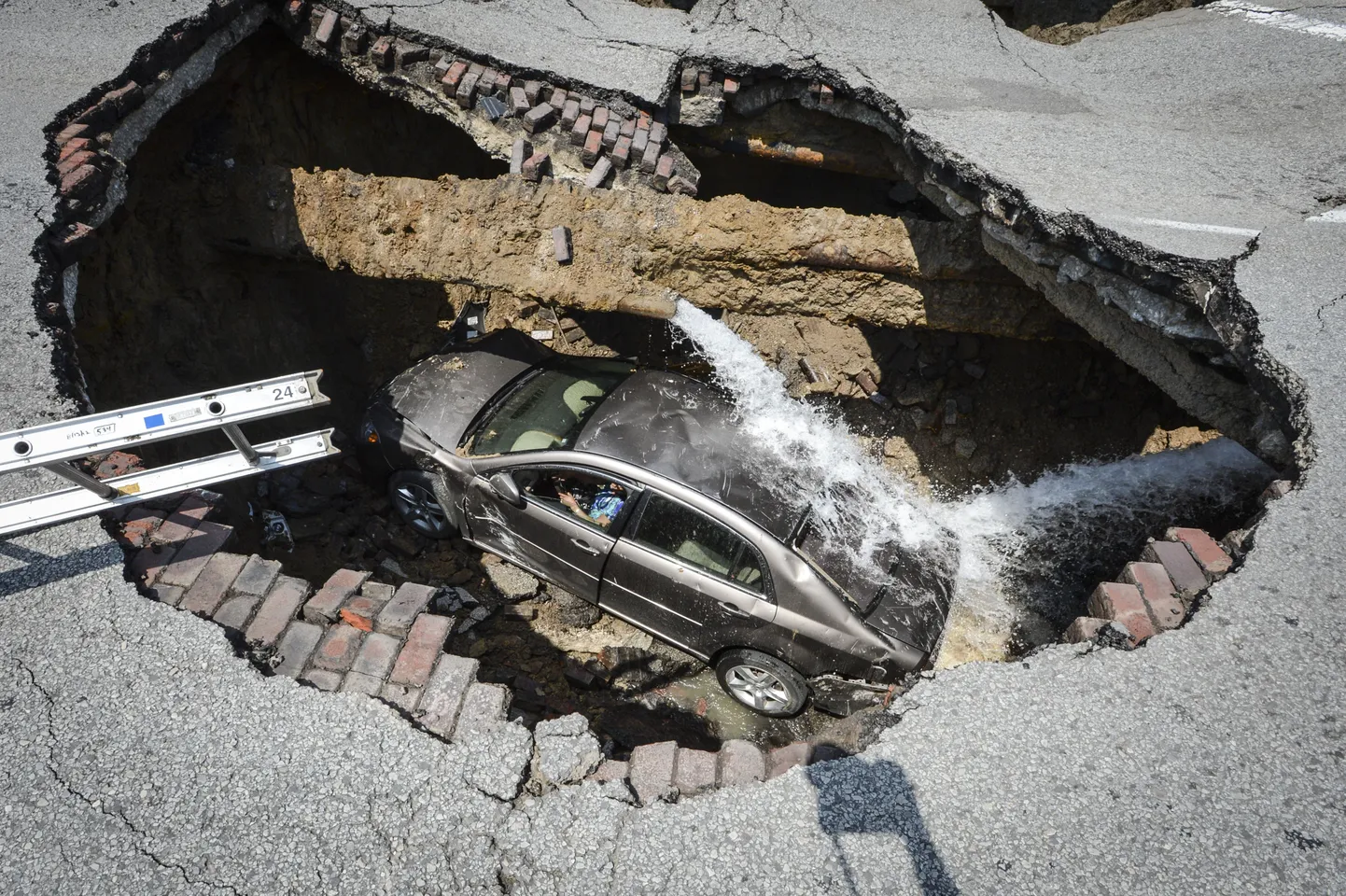 USAs Ohios Toledos kukkus auto karstilehtrisse