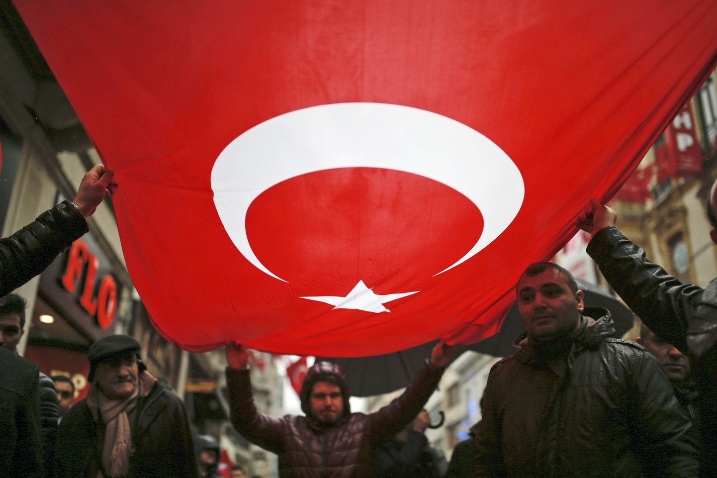 Meelevaldajad nõudmas Türgi sõdurite väljaandmist Kreeka konsulaadi ees Istanbulis.