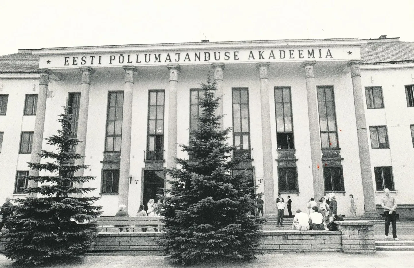 Eesti põllumajanduse akadeemia tegutses pikka aega Riia mäel nüüdses kaitseväe akadeemia majas.
