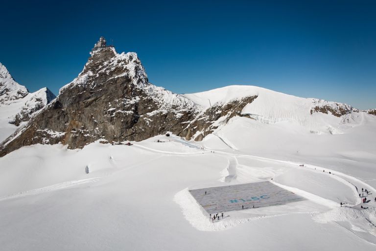 125 000 joonistusest koosnev postkaart Aletschi liustikul 3400 meetri kõrgusel Šveitsi Alpides.