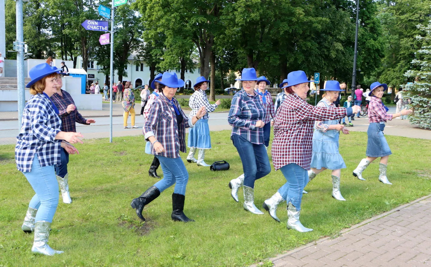 На дне рождения также выступила танцевальная группа сениоров Кохтла-Ярвеского центра культуры под руководством Хельги Коплиорг.