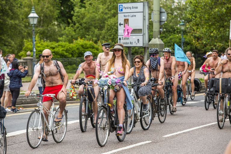 World Naked Bike Ride в Брайтоне.