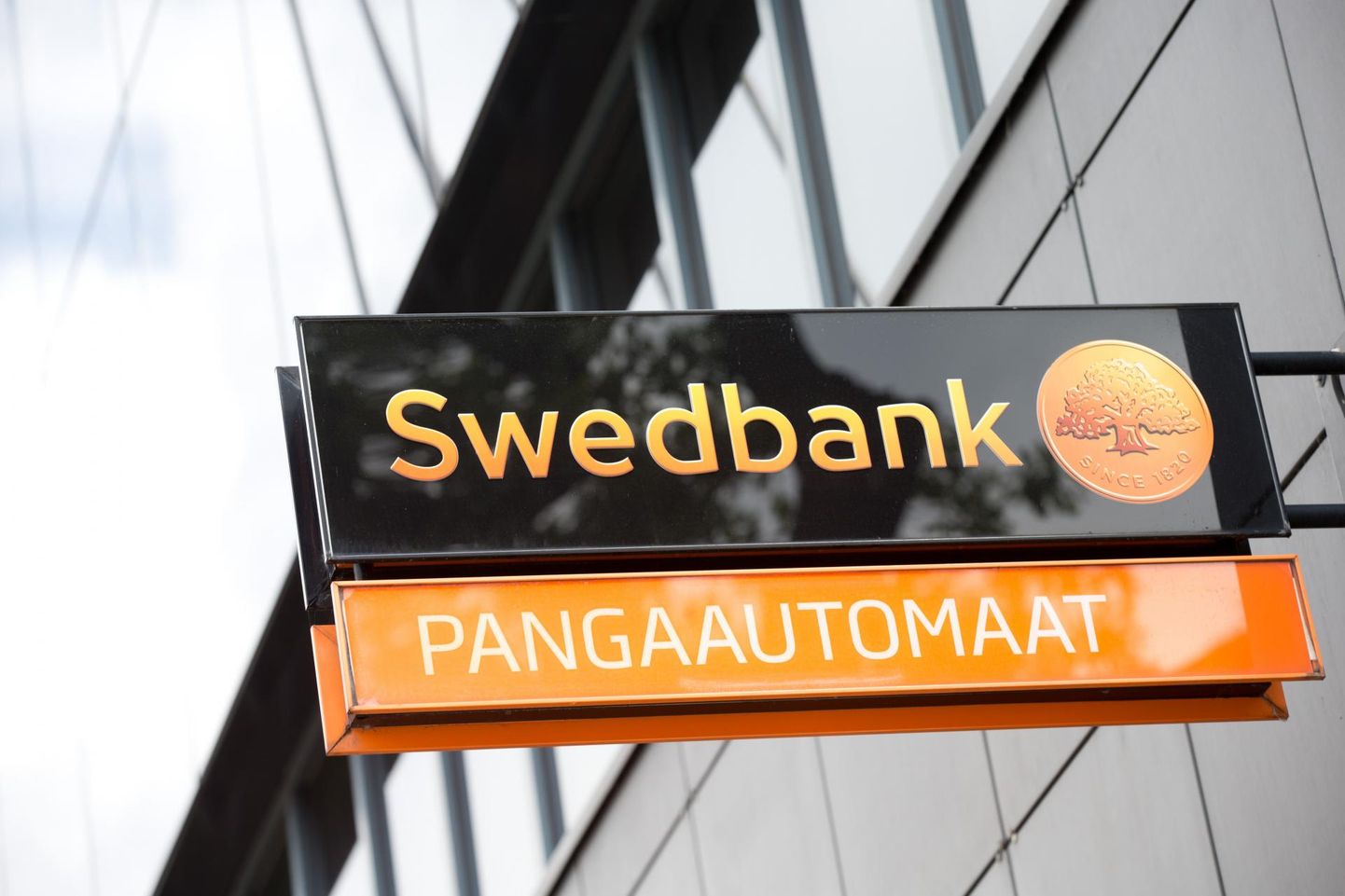 Swedbanki mobiilipanka varsti paroolikaartiga ei pääse.