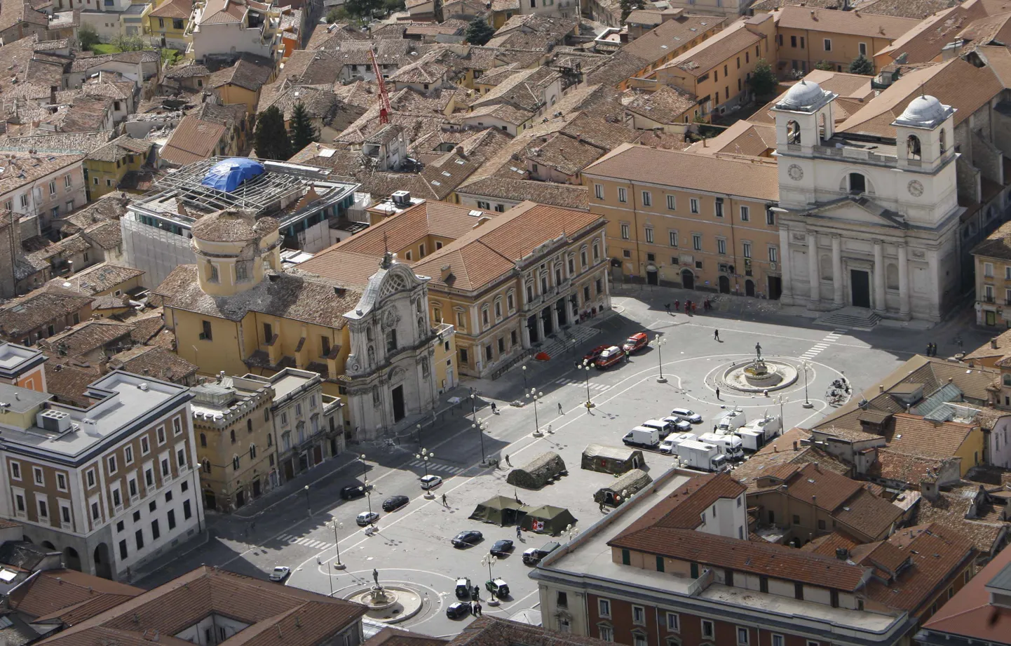 Santa Maria del Suffragio kirik ja L´Aquila katedraal pärast maavärinat linna keskväljakul ehk Piazza del Duomol.