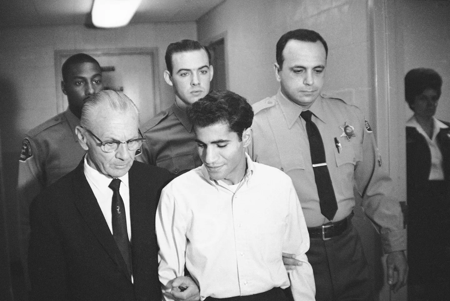 1968. juulis Los Angelese kohtusse suunduv mõrtsukas Sirhan Bishara Sirhan oma kaitsja ja vanglaametnikega.