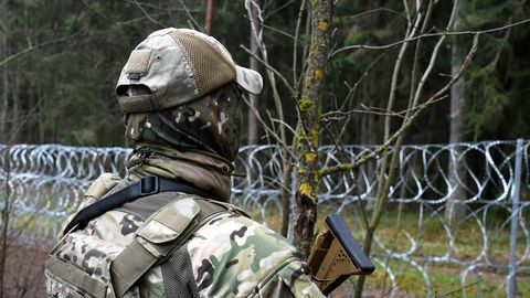 Uz Polijas un Baltkrievijas robežas migranti ievainojuši poļu karavīru