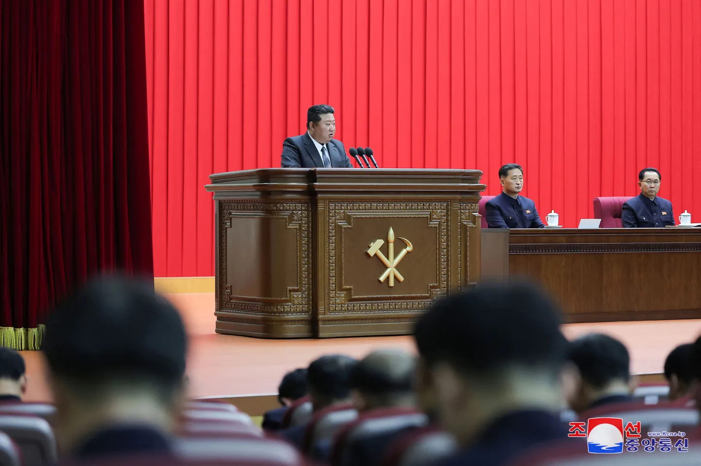 Kim Jong-un parteikoosolekul kõnet pidamas.