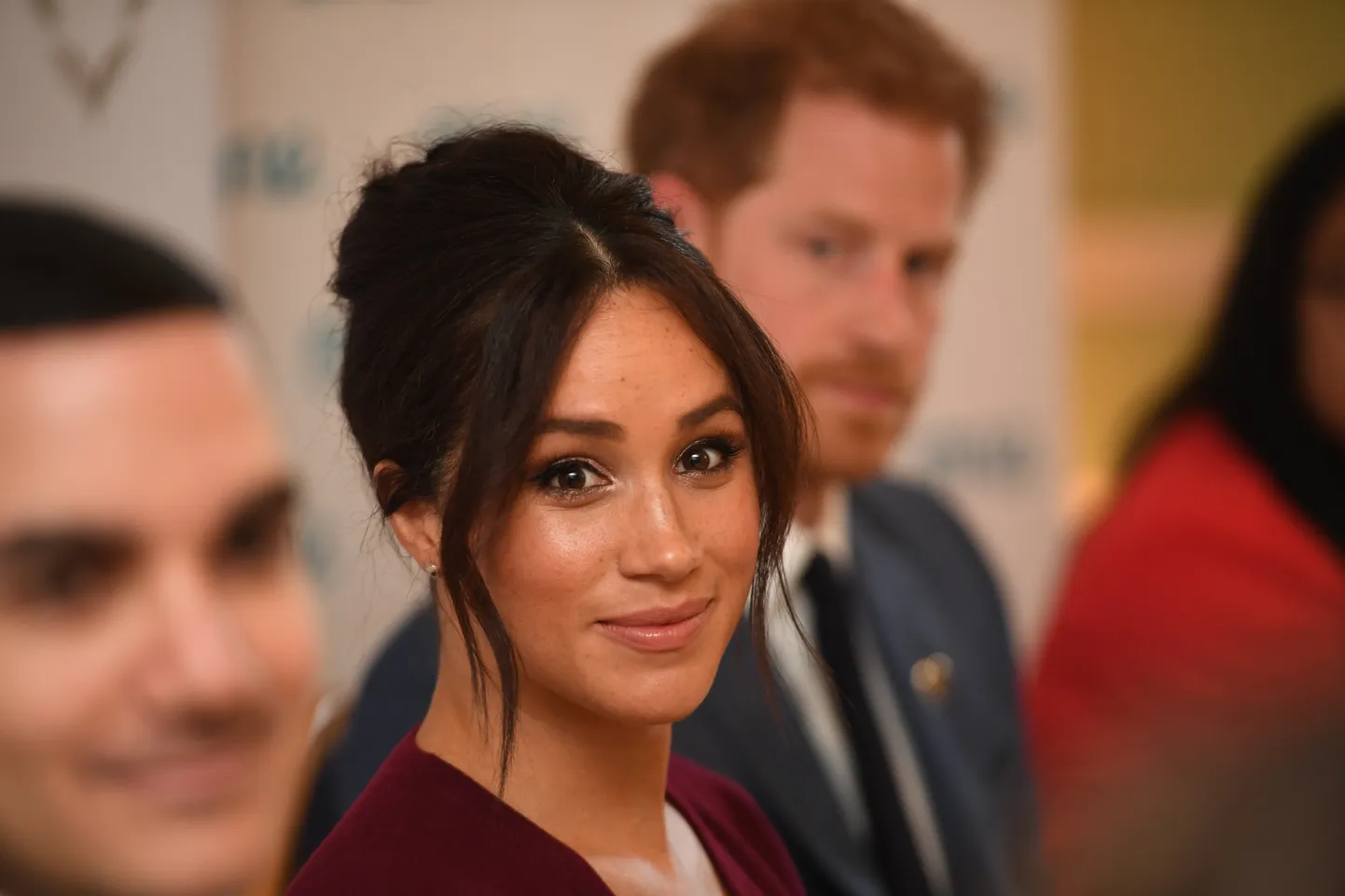 Meghan oktoobris 2019. Taustal prints Harry.