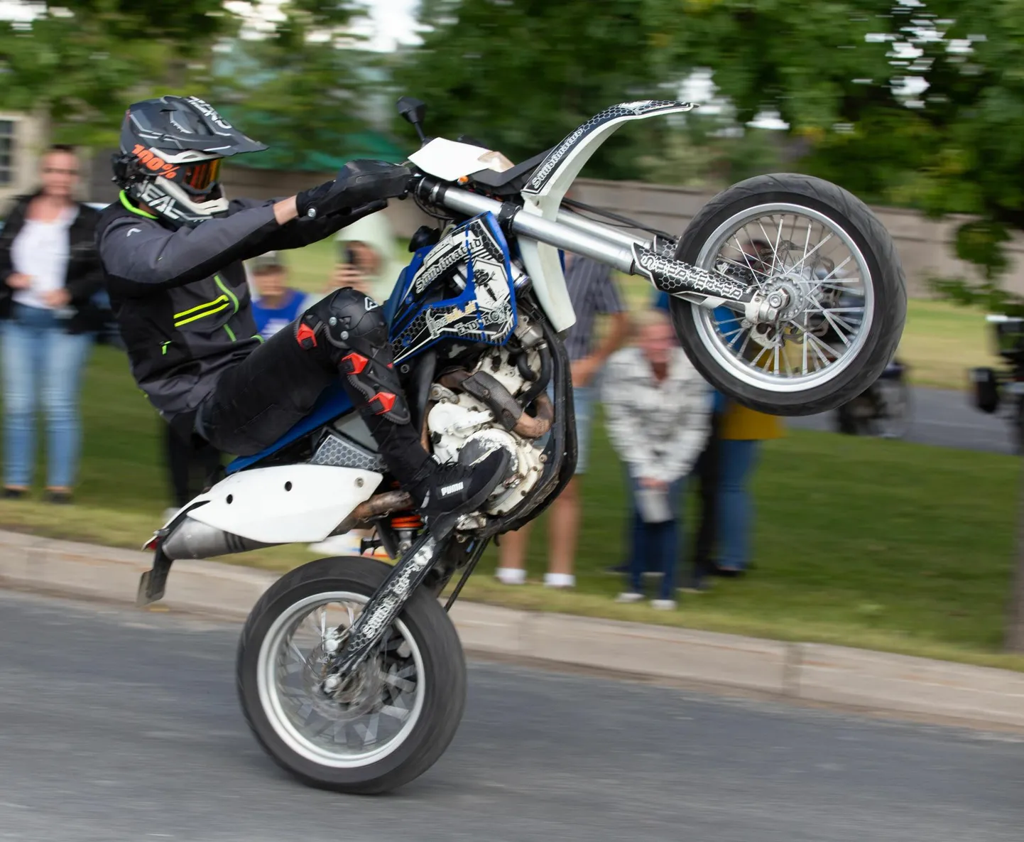 Laupäeval toob Motoramm Viljandi motomelu täis. Kõrgemäe tänaval võetakse mõõtu mäkketõusus ja Raua tänaval tagarattal sõidus. 