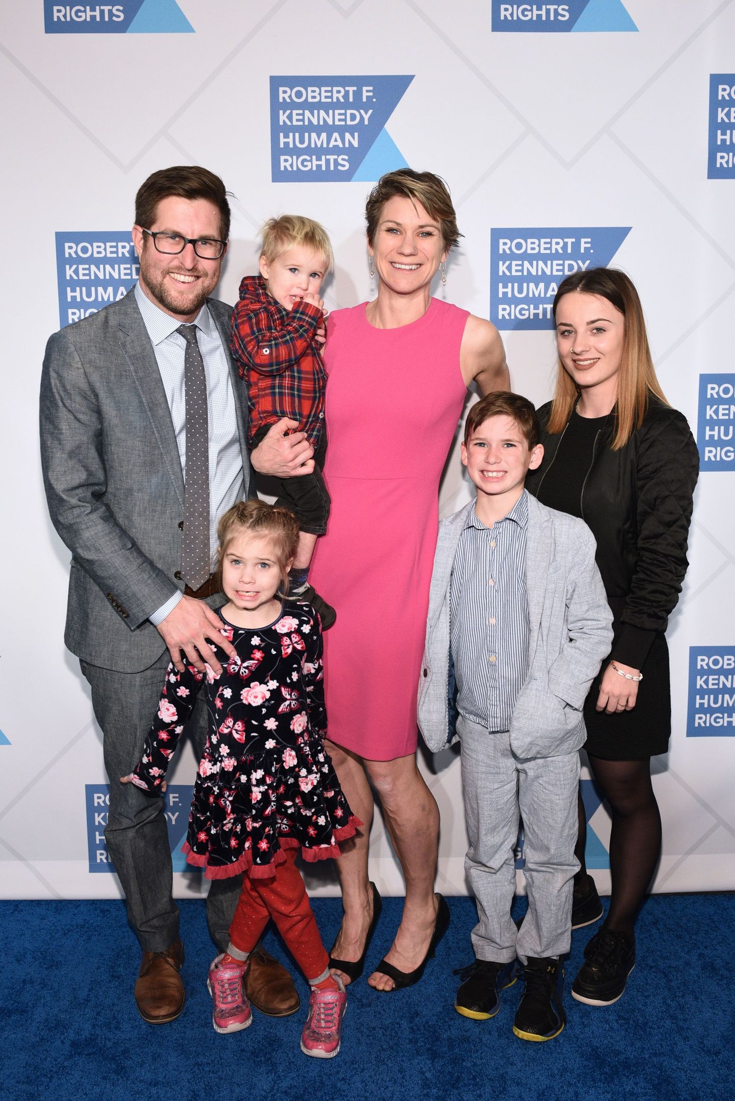 David McKean ja Maeve Kennedy Townsend McKean koos oma kolme lapsega. Poeg Gideon seisab ema kõrval. Üks lastest, tüdruk paremal mustas, on sugulane