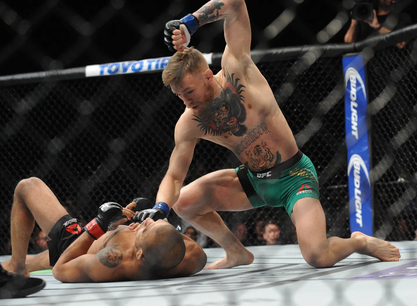 Conor McGregor (rohelistes pükstes) alistas 13 sekundiga Jose Aldo.