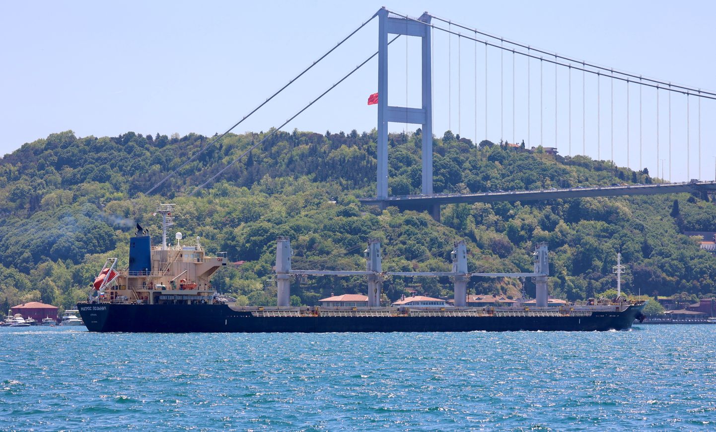 Vene lipu all seilav Matros Pozyniche Bosporuse väinas 22. mail, teel Vahemerre.