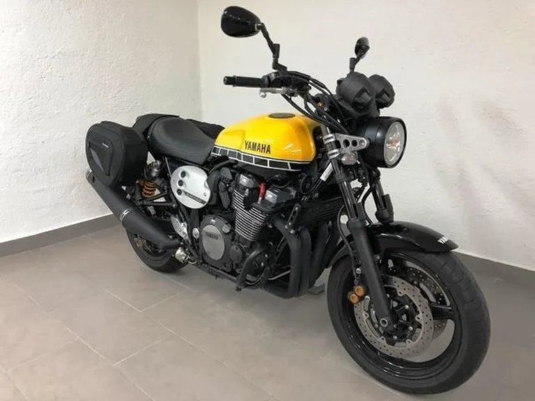 Не только автомобили: в случае войны в ход пойдет и мотоцикл Yamaha XJR1300 (на фото изображен аналог).