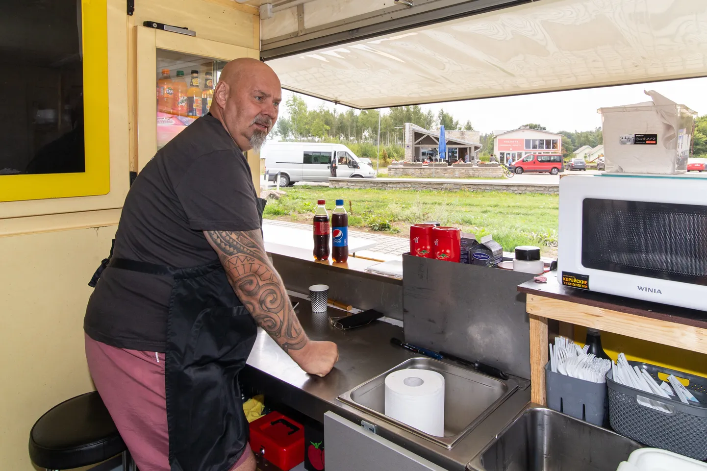 Aivar Tamm müüs tänavu suvel oma toidukaubikust grillkana, burgereid, suupisteid ja jooke Toila rannas. Ilmade jahenedes, kui rannas rahvast vähemaks jäi, soovis ta müüki jätkata Valaste joa juures ning sai vallavalitsusest selleks ka heakskiidu. Nüüd kahtlustab ta, et üle tee asuv kohvik tahab teda välja süüa.
