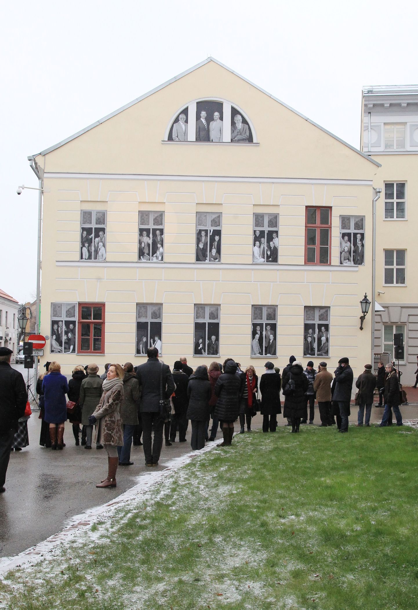 Täna avati Von Bocki maja otsaseinal fotonäitus "Ülikooli näod".