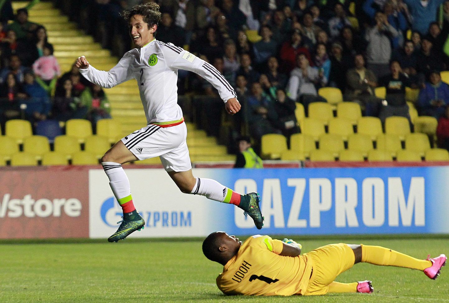 Мексиканский футболист забивает в ворота сборной Нигерии в полуфинале юношеского ЧМ.