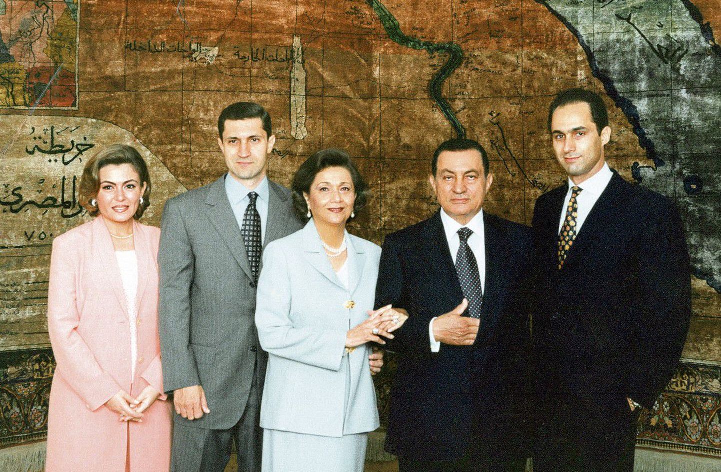 Гамаль Мубарак на этом семейном портрете крайний справа.
