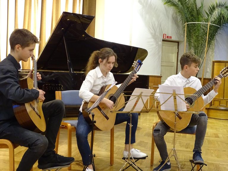 Mängib Kunda muusikakooli kitarritrio koosseisus Amelia Petrov, Alari Aso ja Erik Gruša.