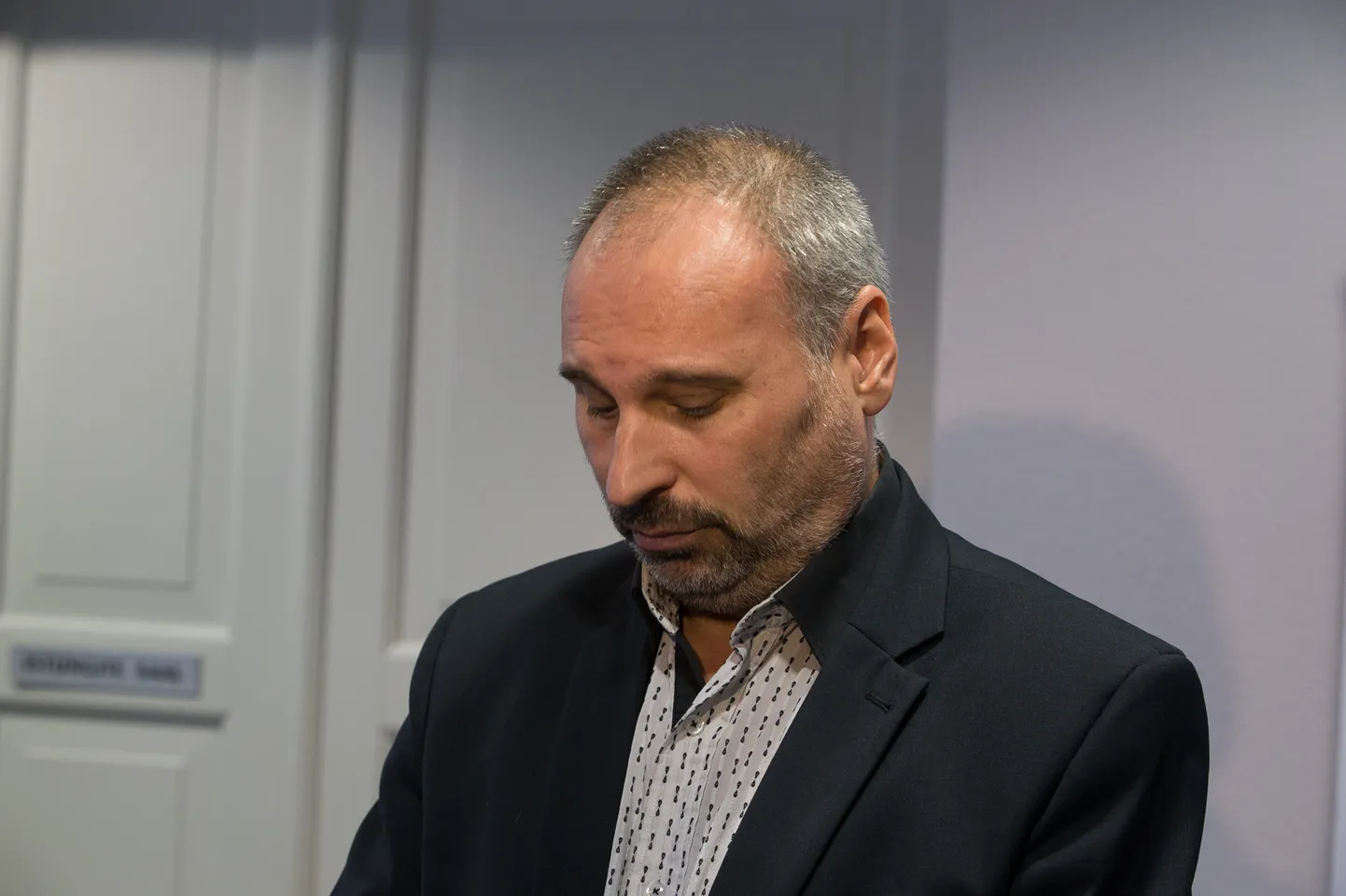 Lüganuse vallavanem Viktor Rauam andis reede hommikul sisse tagasiastumispalve.