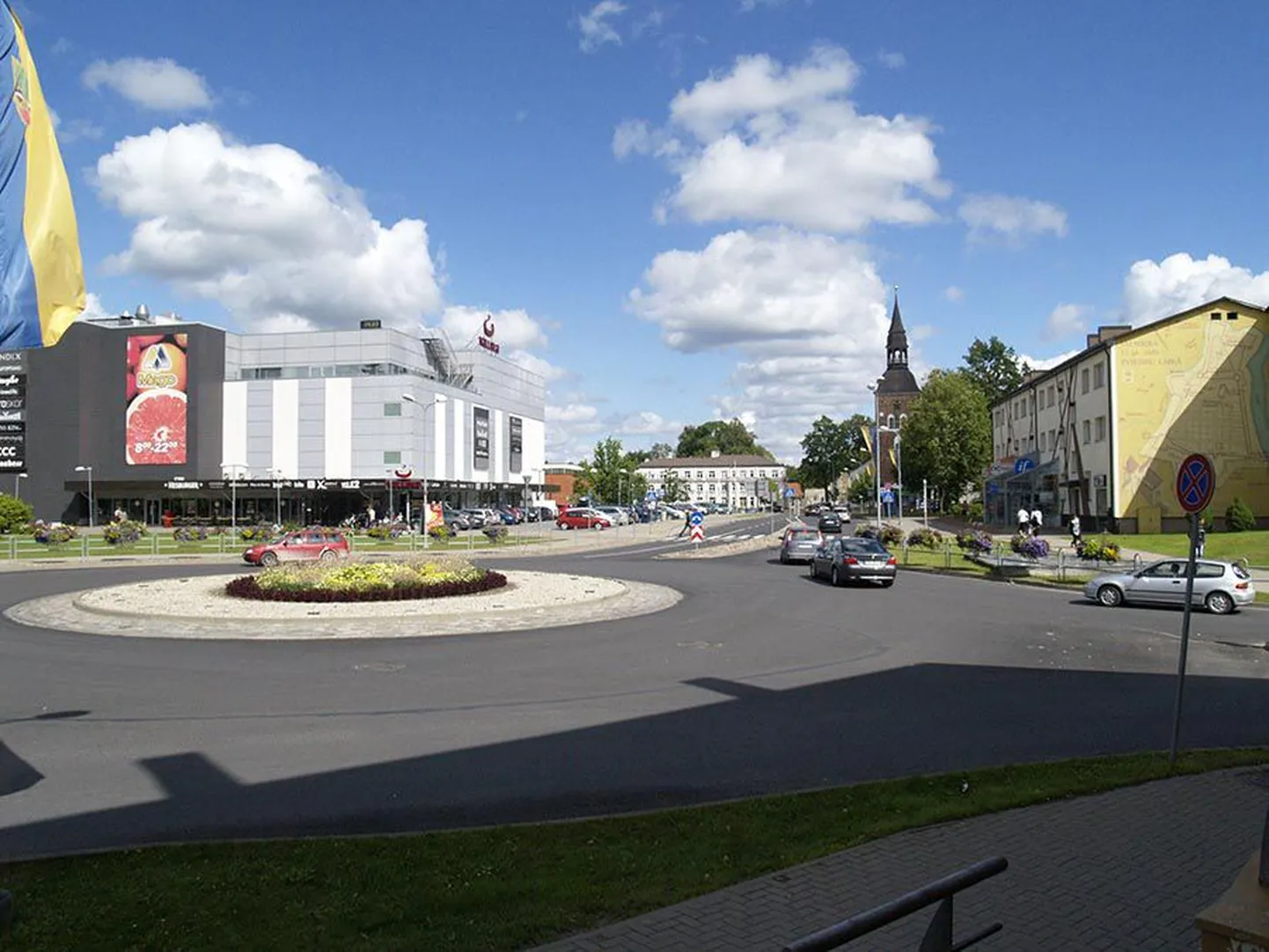 Kesklinnas hakkasid kõikjal silma lilled. Kaubanduskeskuse Valleta (vasakul) ees läks enamik sõitjatest maha.