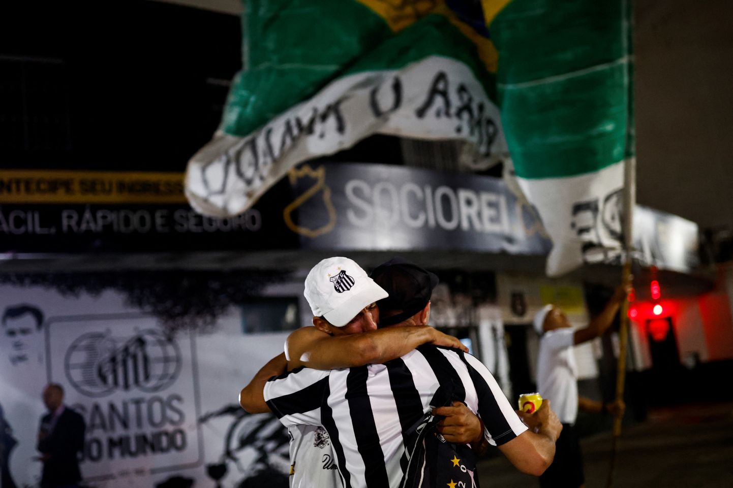 Santose tänavail avaldatakse Pele austust veel pikka aega.