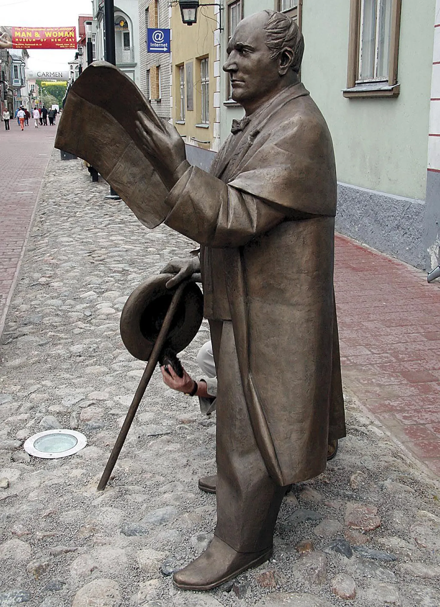 Eestikeelse järjepideva ajakirjanduse rajaja, Pärnu Postimehe asutaja Johann Voldemar Jannsen (2007) Rüütli tänaval.