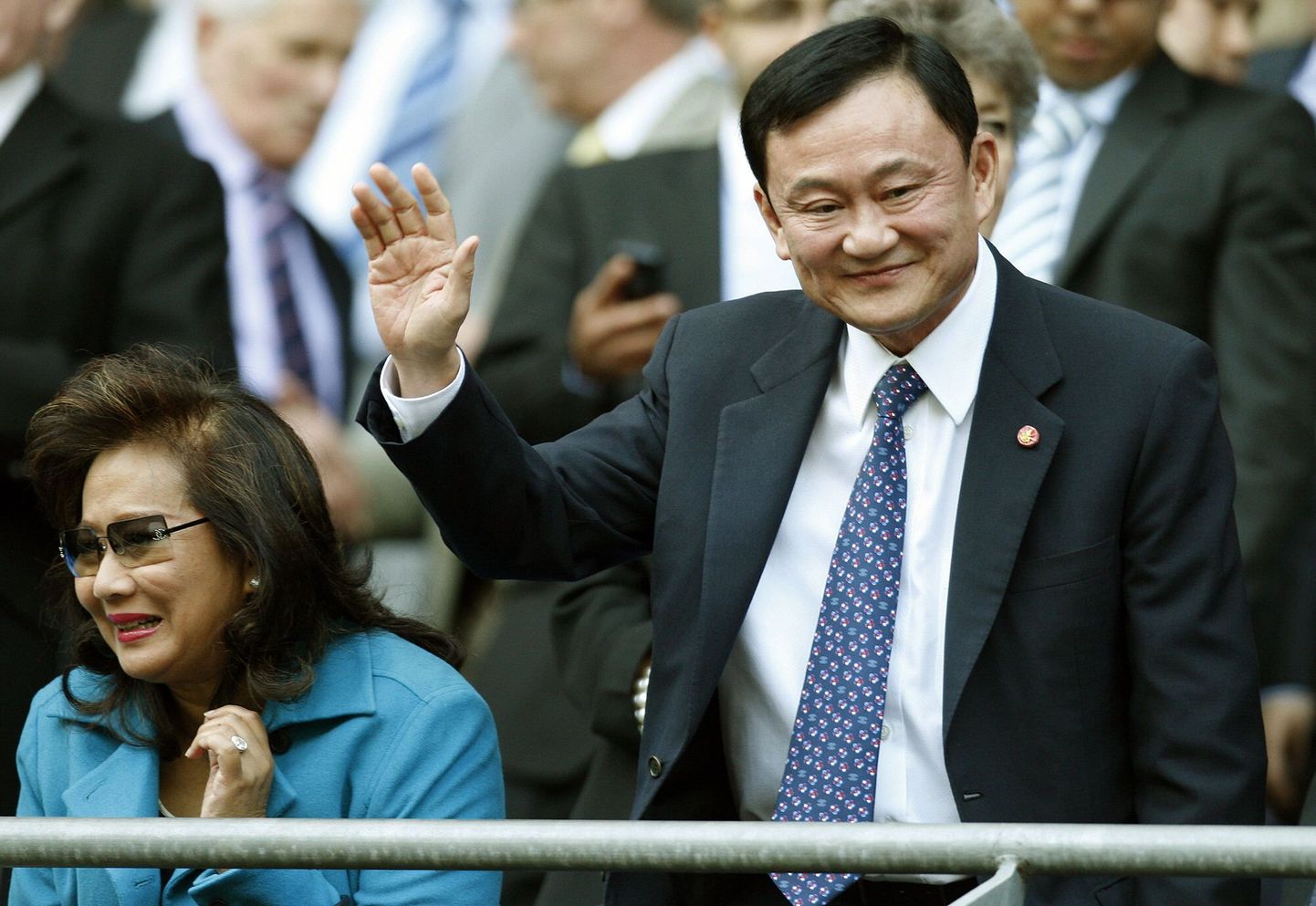Thaksin Shinawatra lehvitamas enne Manchester City kohtumist Chelsea'ga.