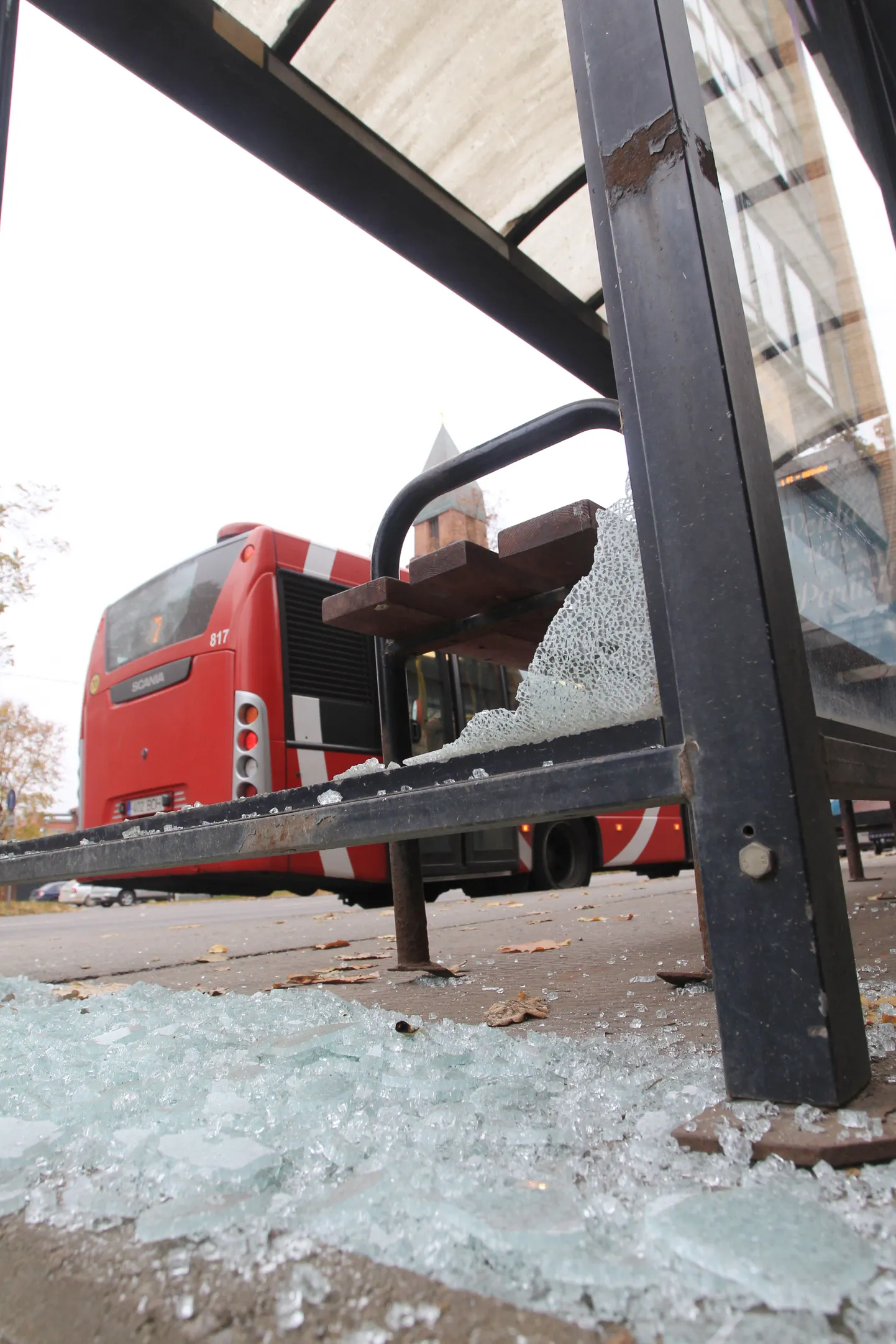 TRT02: KATKINE PAULUSE BUSSIOOTEPAVILJON: TARTU, EESTI, 22OCT15 -  
Huligaanid on käinud Pauluse bussiootepaviljoni kallal ning lõhkunud ära klaase.
kt/Foto KRISTJAN TEEDEMA